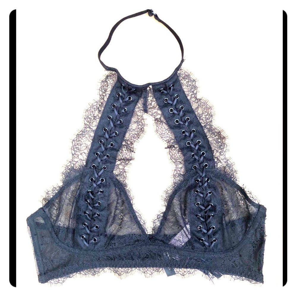 👀 Peep this hot, racey-lacey bralette 🔥🔥🔥